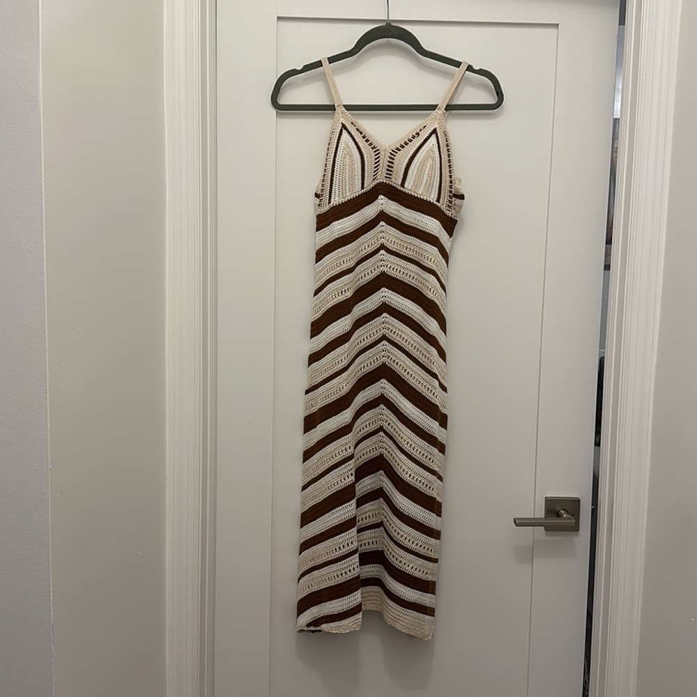 🆕 BEIGE/BROWN SLEEVELESS CHEVRON KNIT MIDI DRESS - Picture 5 of 6